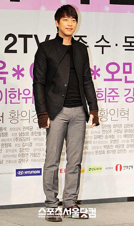 ▲포즈 취하고 있는 오만석.