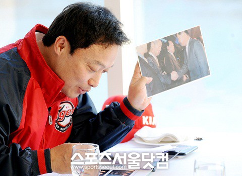 ▲ 일구회 시상식에서 화제가 된 김성근-이만수 감독의 사진을 보여 주고 있는 곽 위원장.