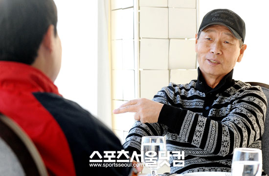 ▲ 선수들을 지도하는 이야기를 건네고 있는 김성근 감독.