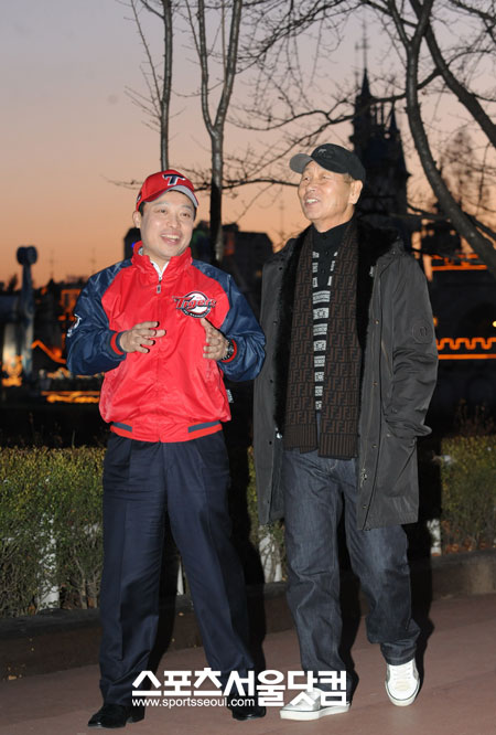 ▲ 이날 김 감독은 청바지에 모자를 쓴 편안한 차림으로 자리해 젊은 감각을 뽐냈다.