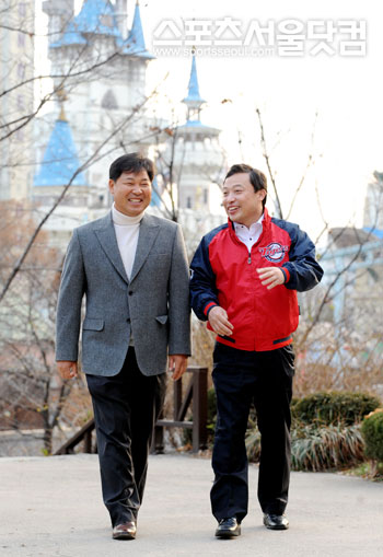 ▲ 곽 위원장과 만난 이만수 감독(왼쪽)은 빅 스마일이라는그의 별명처럼 밝은 표정으로 인터뷰에 응했다. / 노시훈 기자