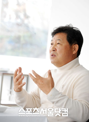 ▲ 이날 이 감독은 김성근 감독과의 갈등은 과장된 것이라고해명했다.