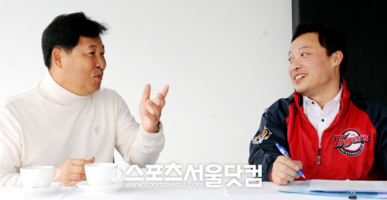 ▲ 자신의 야구관을 진지하게 말하고 있는 이만수 감독.