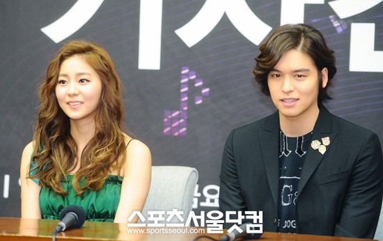 ▲어색한 표정으로 기자간담회 준비하는 가수 유이와 배우 이장우. / 배정한 기자