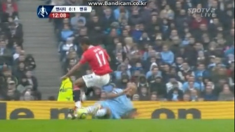 ▲8일 퇴장 명령을 받은 맨시티 빈센트 콤파니의 태클 장면 <출처 - SPOTV2 중계 화면 캡쳐>