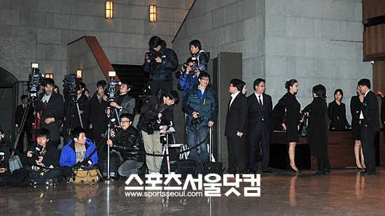 ▲ 오후 5시부터 이건희 회장의 생일 행사 현장을 담기 위해 취재진들이 몰렸다./문병희 기자