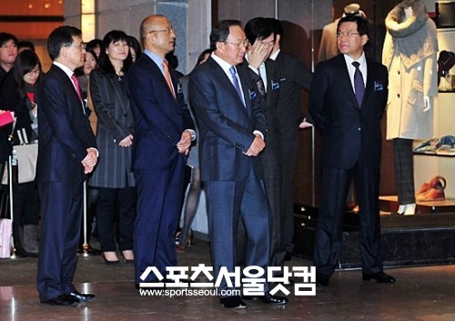 ▲ 회장단이 이건희 회장을 영접하기 위해 1층 로비에 나타났다./문병희 기자