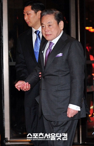 ▲ 이건희 회장이 신라호텔에 입장하고 있다./문병희 기자