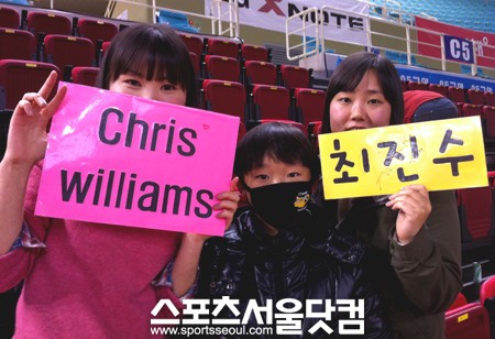 ▲조카 백민혁(가운데)군과 경기장을 함께 찾은 이모 김지수(왼쪽), 김미선씨/신원엽 기자