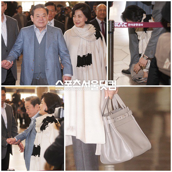 ▲이건희 회장과 함께 출국장으로 들어서던 홍라희 관장이 백을 바닥에 떨어뜨려 허리를 숙여 다시줍고 있다. / 배정한 기자