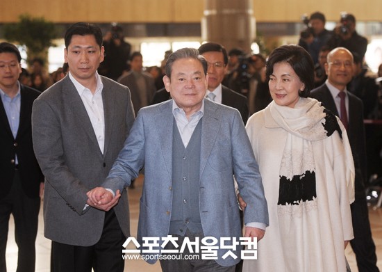 ▲ 밝은 표정으로 출국하는 이건희 삼성전자 회장. / 배정한 기자.