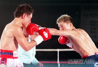 ▲ WBC 라이트플라이급 타이틀을 차지한 최요삼이 태국의사만 소루자투롱에게 레프트 스트레이트를 가하고 있다.