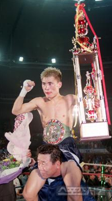 ▲ WBC 라이트플라이급의 새 왕자 최요삼이 트레이너 이영래 씨의 무등을 타며 타이틀 획득의 기쁨을 만끽하고 있다.