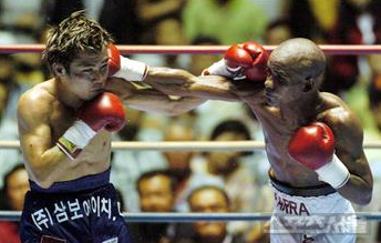 ▲ WBA 플라이급 세계 타이틀전에서 최요삼이 챔피언베네수엘라의 파라와 접전을 벌이고 있다.