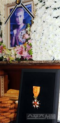 ▲ 고 최요삼 빈소에 체육훈장 백마장이 놓여있다.