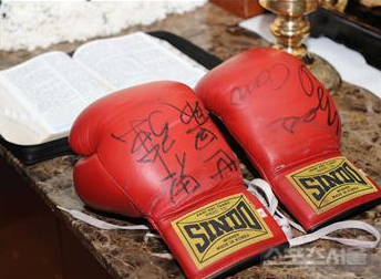 ▲ 빈소에 고인이 생전에 사용하던 글러브가 성경 앞에 놓여 있다.