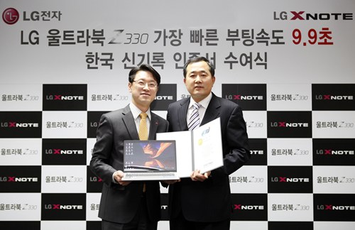 ▲ LG전자 한국HE마케팅담당 이태권 상무(왼쪽)와 한국 기네스 기록원 오회열 본부장(오른쪽)이 인증서 수여식에서 포즈를 취하고 있다.