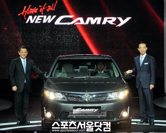 ▲ 토요타 7세대 뉴 캠리, 아키오 토요타 사장(왼), 나카바야시 한국토요타 사장. /노시훈 기자