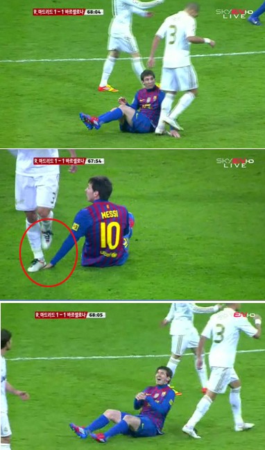 ▲그라운드의 깡패 케플러 페페가 축구 천재 리오넬 메시의 손을고의로 밟는 장면 <출처- SKY EN 중계 화면 캡처>