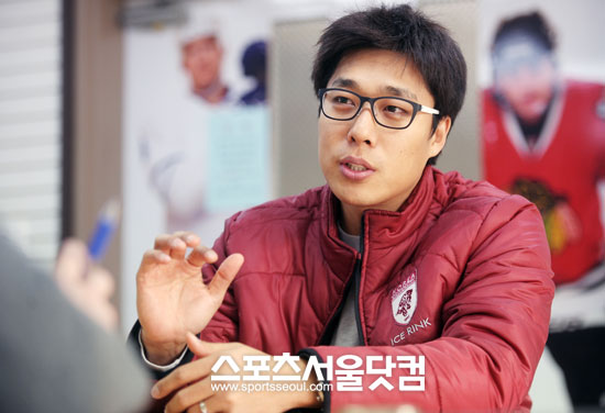 ▲ 2002년 세계선수권대회 전관왕 위업을 달성할 당시 선보인 분노의 질주를 설명하는 김동성.