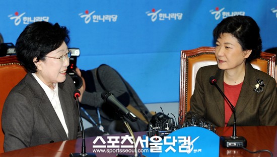 ▲ 한명숙 민주통합당 대표(왼쪽)와 박근혜 한나라당 비상대책위원장의 첫 만남./노시훈 기자