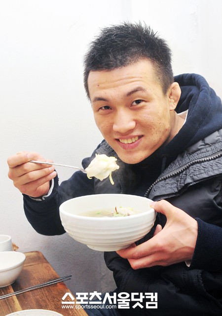 ▲서울 인사동에 있는 30년 전통의 떡국집에서 만난 코리안 좀비 정찬성/ 문병희 기자