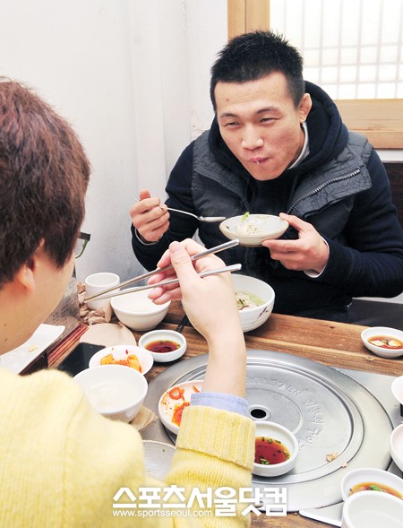 ▲정찬성은 기자와 떡만두국을 맛있게 먹으며 다가오는 설과 관련된 이야기를풀어 놨다.