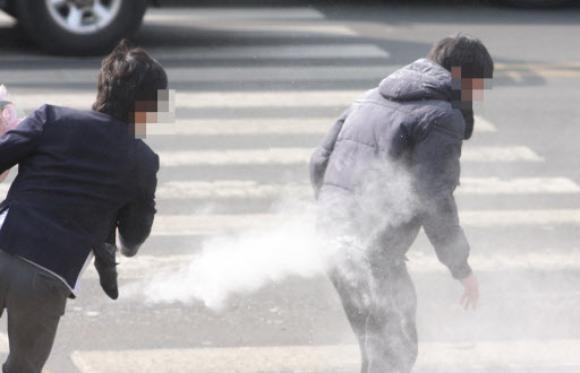 ▲ 고등학교 졸업식장에서 흔하게 보던 밀가루 투척하는 모습./서울신문 제공