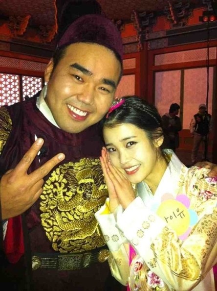 ▲개그맨 김지호와 가수 아이유가 함께 찍은 사진. 차이가 확연한 얼굴크기로 화제가 됐다./김지호 트위터