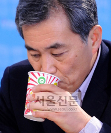 ▲ 한나라당 이상돈 비대위원이 지난 24일 서울 여의도 한나라당 당사에서 열린 기자간담회에서 정당구조 개편 방안을 밝히는 와중에 물을 마시고 있다. /서울신문 제공