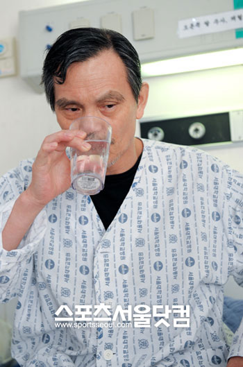 ▲ 폐암 수술 후유증을 앓고 있는 김태촌은 건강 악화로 이민을 포기했다.