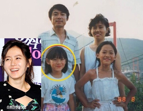 ▲배우 손예진의 어린 시절 가족사진이 화제다. 왼쪽 아래는 현재 손예진/더팩트DB, 온라인 커뮤니티