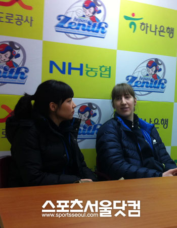 ▲ 현대건설 외국인 선수 브란키차의 통역을 맡고 있는이세윤씨(왼쪽). / 성남=유성현 기자