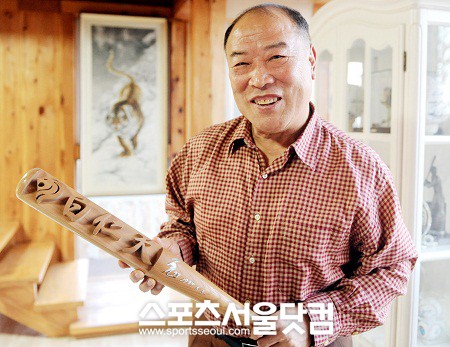 ▲ 전설의 4할 타자 백인천 전 야구 감독이 1982년 한국 프로야구에서 4할을 쳤을 때 가장 많이 사용했던 방망이를 공개하고 있다 / 노시훈 기자.