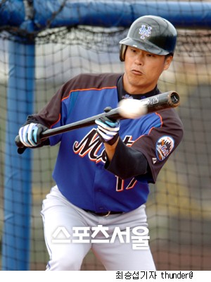 ▲ 구대성은 뉴욕 메츠 시절 강속구 투수 랜디 존슨을상대로 2루타를 뽑아내 화제를 모았다.