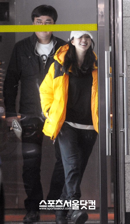 ▲ 배우 수애(오른쪽)와 정태원 대표가 밝게 웃으며 함께 이동 중이다./배정한 기자