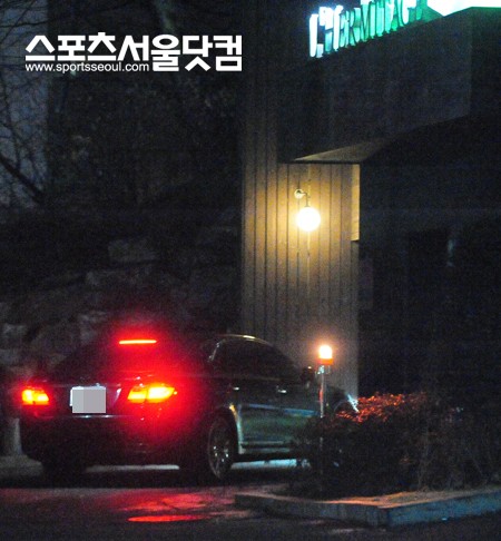 ▲ 1월 데이트를 마친 후 수애를 태운 정태원 대표의 차량이 수애의 집으로
 들어가는 장면./배정한 기자