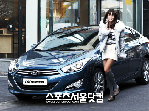 ▲ i40 살룬과 함께 포즈를 취하고 있는 배우 김정은