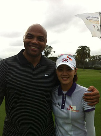 ▲NBA 전설 찰스 바클리와 골프장에서 즐거운 한 때를 보낸 최나연 / 사진 - 최나연 트위터