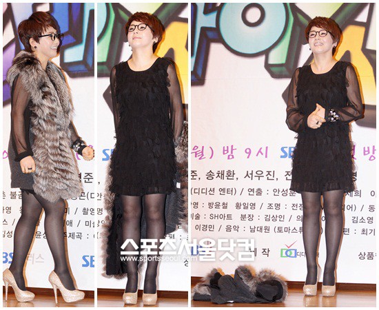 ▲과감하게 의상을 벗어 바닥에 던진 후 포토타임을 갖고 있는 배우 송채환. / 배정한 기자