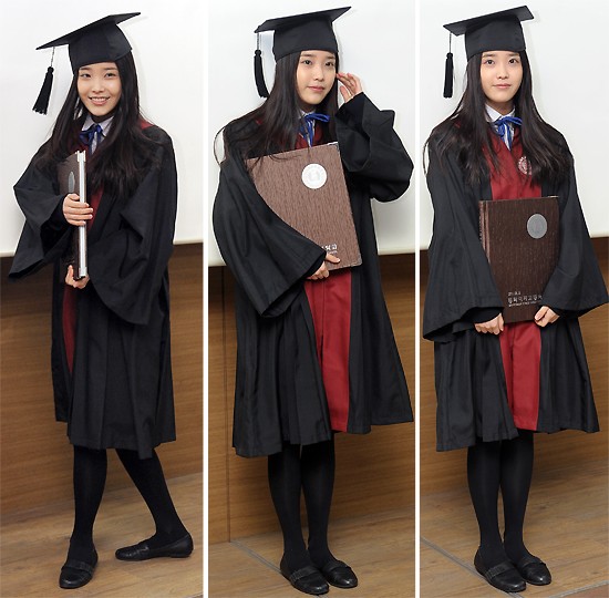 ▲졸업식을 마친 뒤, 취재진을 향해 포즈 취하는 가수 아이유. /이새롬 기자