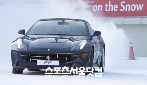 ▲ 페라리 FF가 8일 평창 알펜시아 리조트에서 눈길 시범 주행을 펼쳤다.