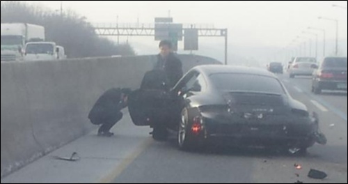 ▲ 온라인 게시판에서 화제인 포르쉐 탁송사고 사진./ 온라인 게시판 캡처