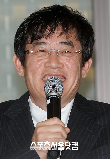 ▲꼬꼬면 장학재단 출범 기자회견에서 취재진의 질문에 답하는 이경규. /이새롬 기자