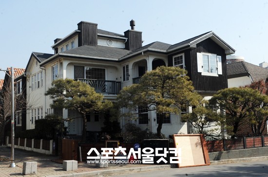 ▲경기도 일산 고급 주택 단지 안에 있는 고 손문권 PD와 임성한 작가의 자택./이효균 기자