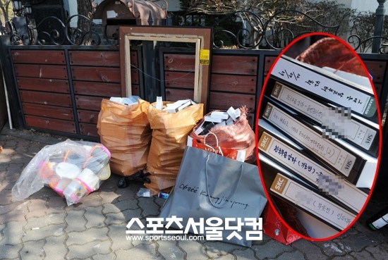 ▲고인의 자료로 보이는 비디오 테이프가 대문 앞에 덩그러니 쌓여있다./이효균 기자