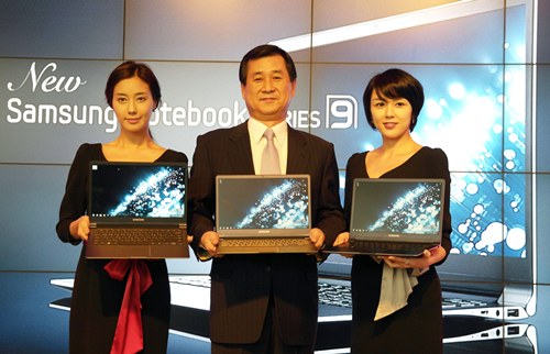 ▲ 남성우 삼성전자 IT솔루션사업부장부사장과 모델들이 신제품 뉴 시리즈9 노트북을 
선보이고 있다.