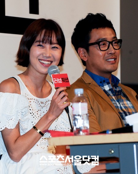 ▲ 영화 러브픽션 언론시사회에 참석한 공효진(왼쪽)과 하정우./이효균 기자