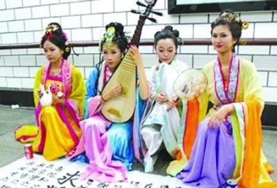 ▲14일 밤 중국의 한 지하도에 나타난 여성들. / 중국 양쯔완바오