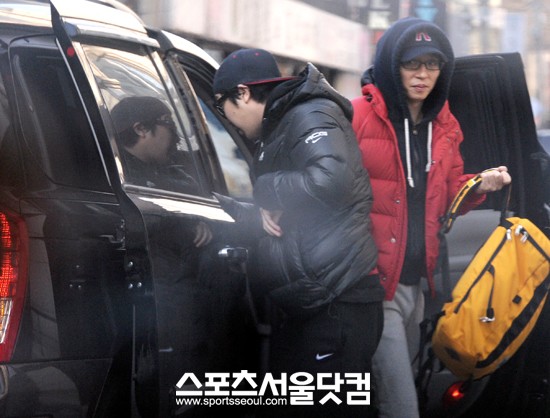 ▲무한도전 녹화장에 도착한 유재석(오른쪽)과 하하가 차량에서 내리고 있다. 무한도전은 MBC 노조의 파업으로 3주째 결방되고 있지만 멤버들은 시종일관 밝은 표정으로 마주치는 시민들과 인사를 나눴다./노시훈 기자